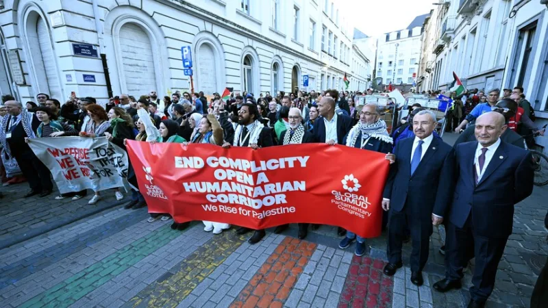 Die Teilnehmer des Sumud-Kongresses in Brüssel veranstalteten vor dem Europäischen Parlament eine Protestaktion
